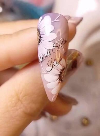 Cọ nail sẽ là công cụ không thể thiếu để tạo ra những bông hoa cúc trên móng tay của bạn. Thợ nail sẽ tận dụng kỹ thuật và khả năng điêu khắc để đưa ra một tác phẩm nail hoàn hảo và vô cùng tinh tế.