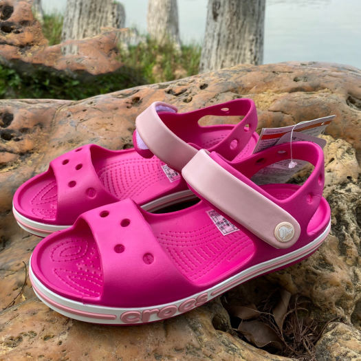 GIÀY SANDAL NHỰA ĐI MƯA -CROCS- BAYA BAND TRẺ EM MÀU HỒNG - Giày lười & Xăng đan bé gái | ConCưng.vn