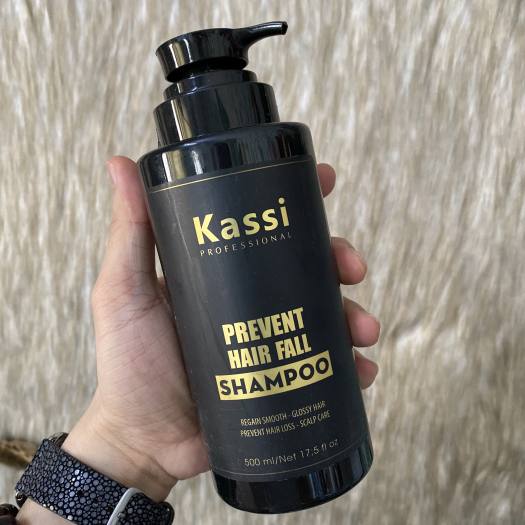 Dầu gội chống rụng tóc Kassi giúp hạn chế tình trạng rụng tóc và kích thích mọc tóc mới. Với thành phần từ thiên nhiên, sản phẩm giúp cho tóc của bạn trở nên khỏe mạnh hơn. Hãy cùng khám phá hình ảnh sản phẩm và tìm hiểu thêm về tác dụng của dầu gội chống rụng tóc Kassi.