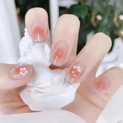 Những bông hoa ba Hàn Quốc trên móng tay sẽ mang lại cho bạn cảm giác dễ thương và ngọt ngào. Tận hưởng trọn vẹn nét đặc sắc của nghệ thuật nail Hàn Quốc chỉ với một lần trải nghiệm.