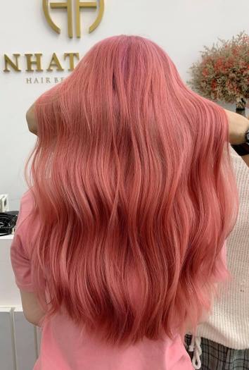 Nếu bạn muốn thử tự mình nhuộm tóc hồng đậm tại nhà, hãy xem hình ảnh này để tìm hiểu về các bước và kinh nghiệm quan trọng trong quá trình nhuộm tóc tại nhà. Đừng ngần ngại thử bản thân và tạo ra một kiểu tóc mới, thú vị và cá tính.