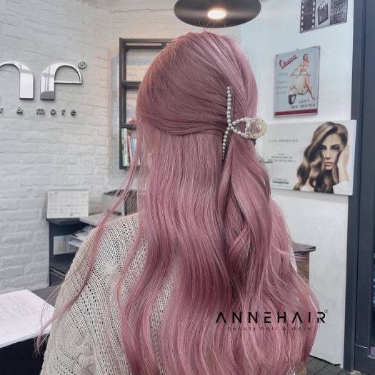 Tóc ombre hồng tím sẽ khiến bạn trông thật điệu đà và duyên dáng. Hãy chiêm ngưỡng bức hình này để cảm nhận được sự hài hòa giữa gam màu hồng tươi và tím trầm lắng, tạo nên nét quyến rũ đầy tự tin cho kiểu tóc này.