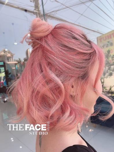 Nếu bạn đang tìm kiếm một sản phẩm tẩy và nhuộm tóc tuyệt vời để tự làm tóc màu hồng khói nam tại nhà, hãy đến với chúng tôi. Chúng tôi cung cấp các sản phẩm chất lượng tốt giúp bạn có được màu tóc hoàn hảo, không nhuộm lem hay gây hại cho tóc.