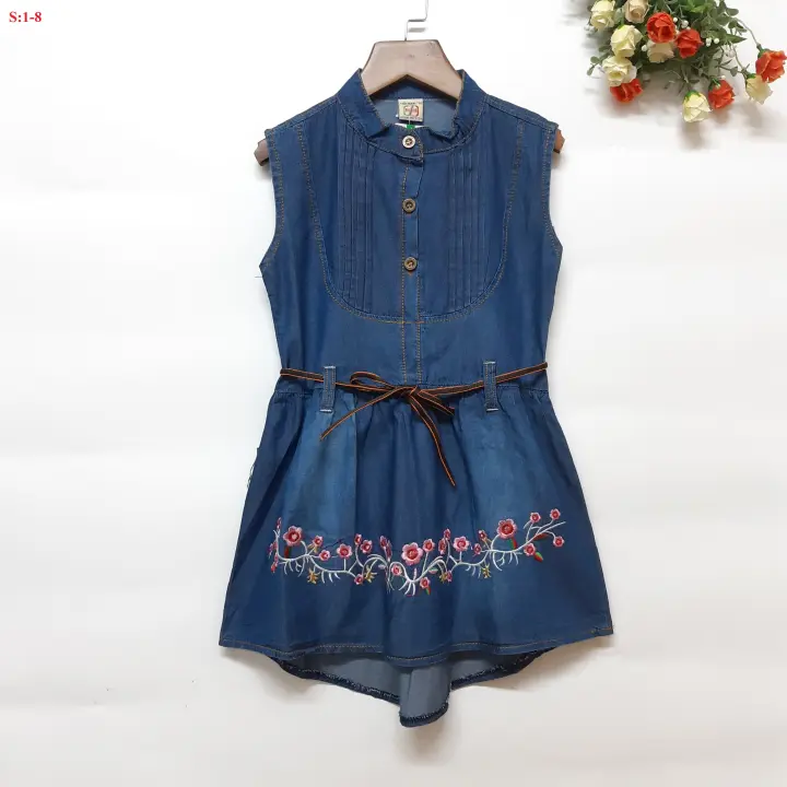 DG79-VBG-01 - Váy jean dành cho bé gái từ 1-8t , đính nút in hoạ tiết hoa văn , dây cột đính ở phần eo , made in vietnam.